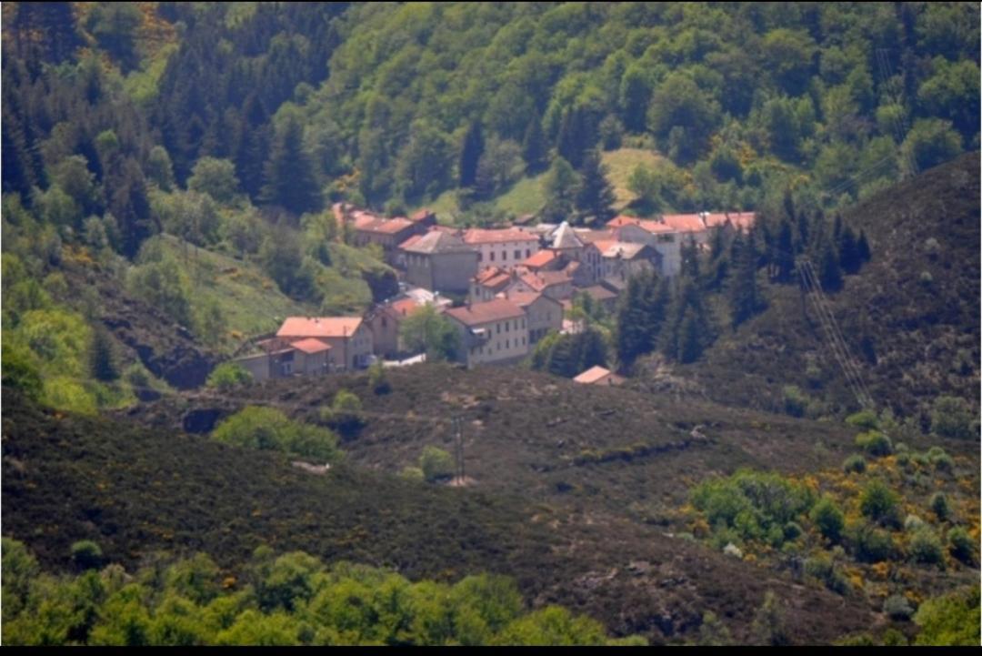 Sur Les Rochers Du Lac & Location-Rando En Vtt Villefort  Exterior photo